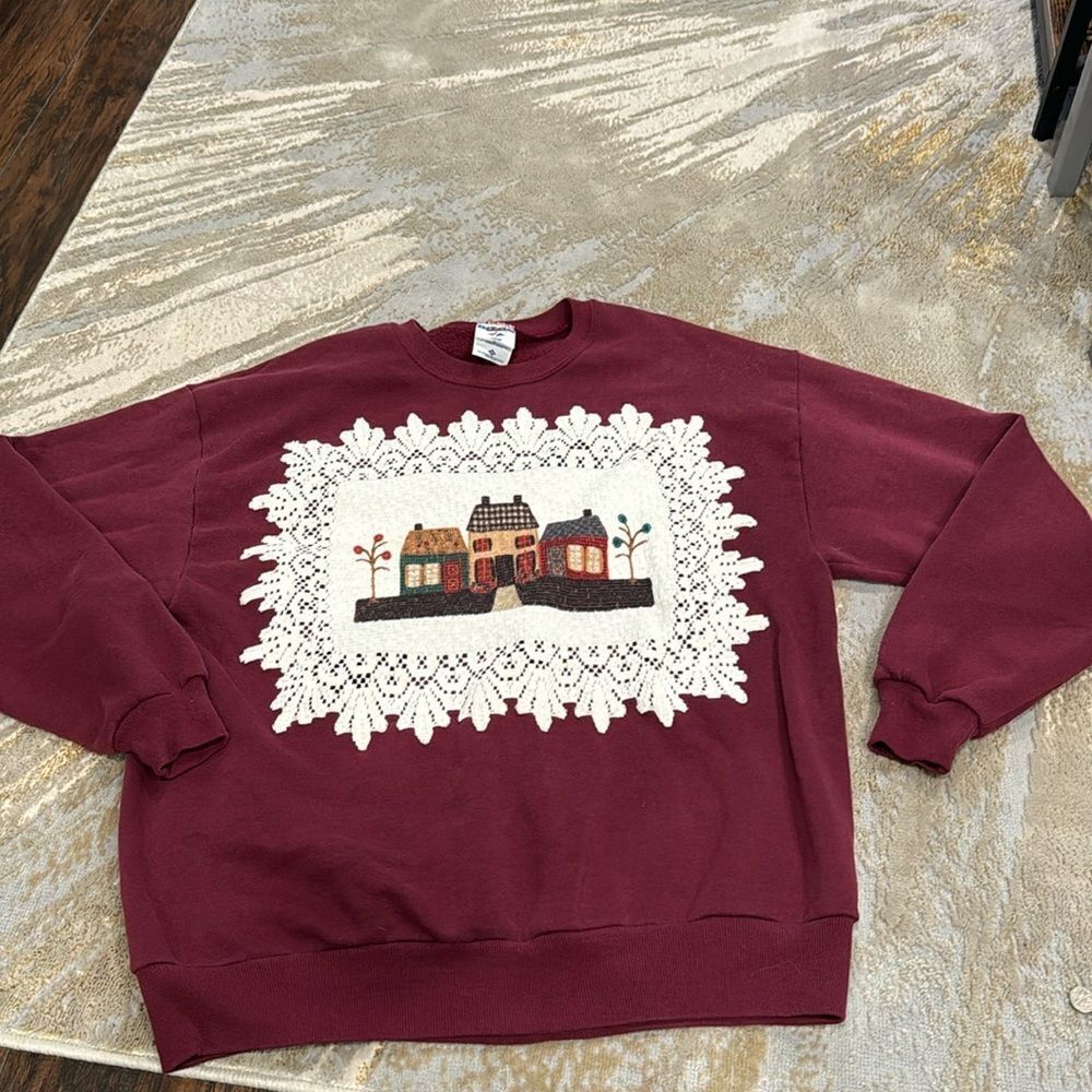 VTG Jerzees sweatshirt Heritage Lace Placemat Folk Art Primitive Houses on front